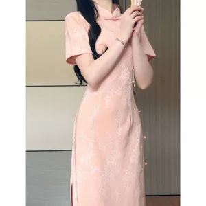 Sườn xám màu hồng thanh lịch, phong cách Trung Quốc giúp eo nhỏ gọn hơn