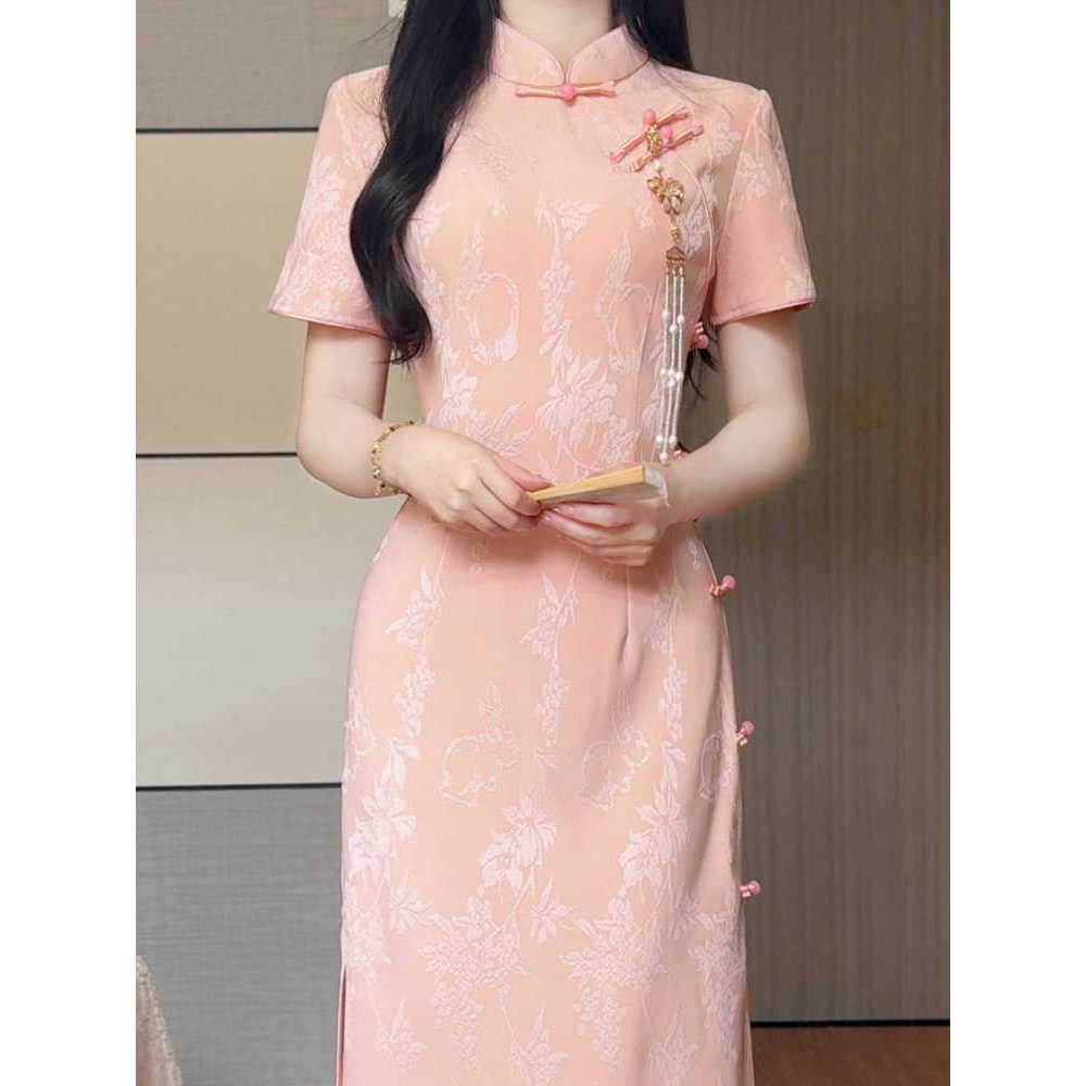 Sườn xám màu hồng thanh lịch, phong cách Trung Quốc giúp eo nhỏ gọn hơn