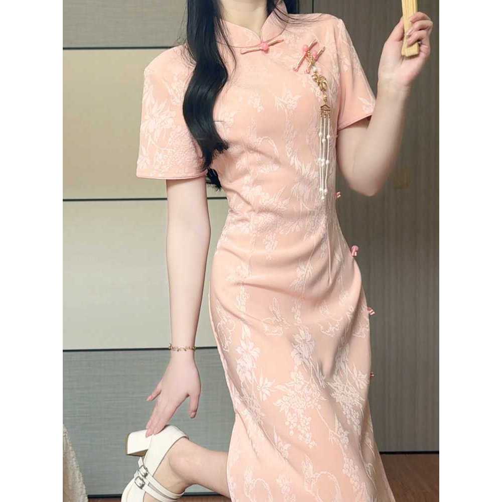 Sườn xám màu hồng thanh lịch, phong cách Trung Quốc giúp eo nhỏ gọn hơn
