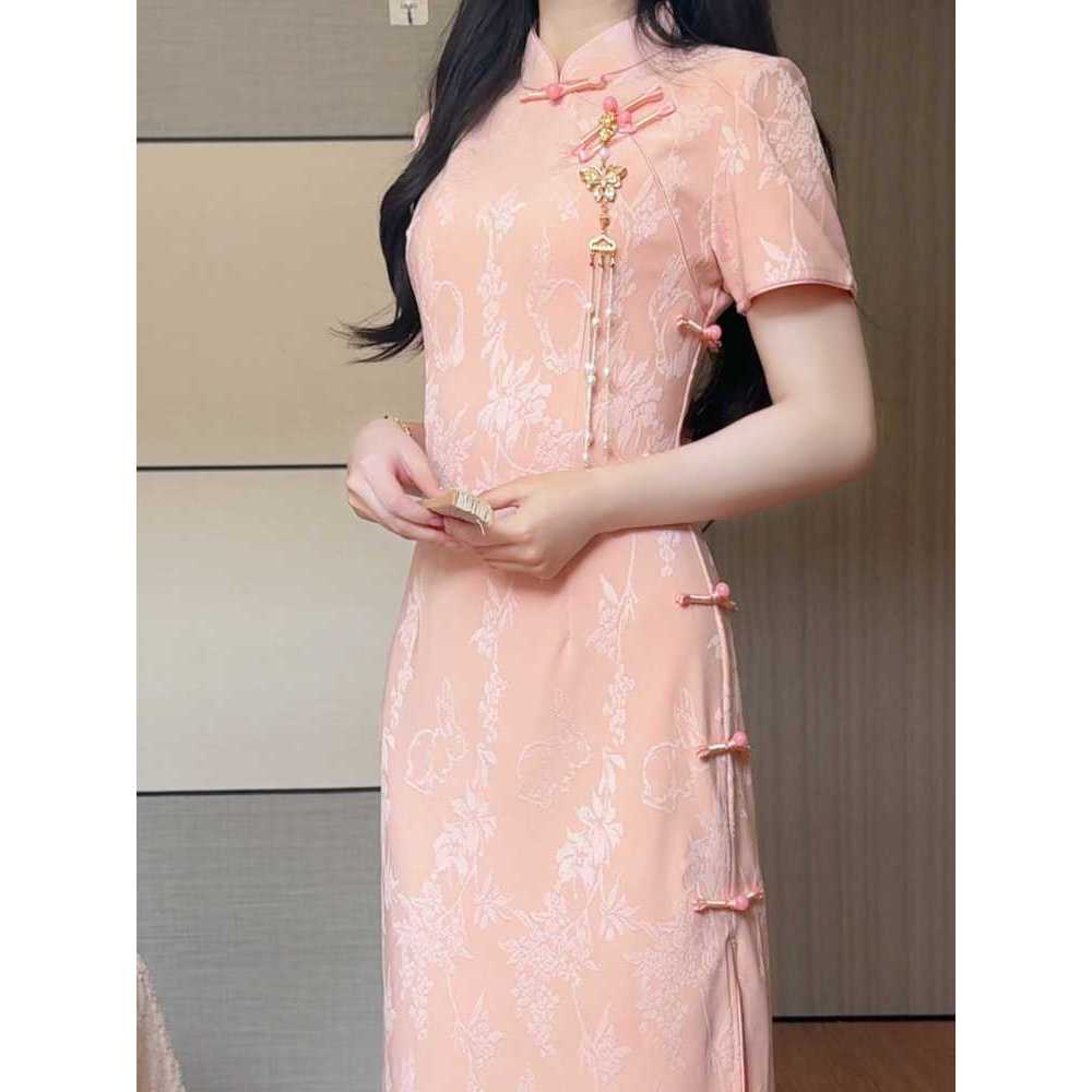 Sườn xám màu hồng thanh lịch, phong cách Trung Quốc giúp eo nhỏ gọn hơn