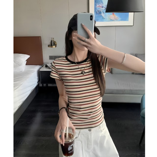 Áo thun nữ ngắn tay sọc nhiều màu, thiết kế cổ và còng lưng tương phản, phù hợp dạo phốcasual.