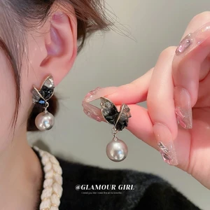Bông tai zircon cao cấp hình học sang trọng, nhẹ và thời thượng cho năm 2026