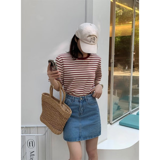 Áo thun nữ cổ điển với họa tiết sọc đỏ và kem, chất liệu cotton mềm mại, phù hợp mặc hàng ngày vào mùa hè.