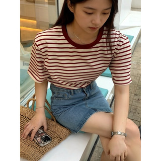 Áo thun nữ cổ điển với họa tiết sọc đỏ và kem, chất liệu cotton mềm mại, phù hợp mặc hàng ngày vào mùa hè.