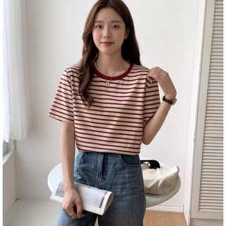Áo thun nữ cổ điển với họa tiết sọc đỏ và kem, chất liệu cotton mềm mại, phù hợp mặc hàng ngày vào mùa hè.