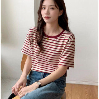 Áo thun nữ cổ điển với họa tiết sọc đỏ và kem, chất liệu cotton mềm mại, phù hợp mặc hàng ngày vào mùa hè.