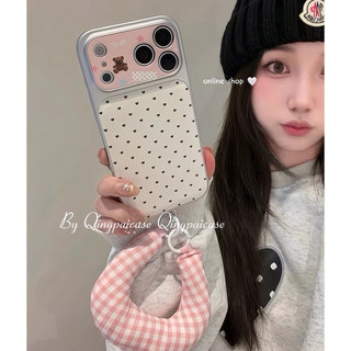 Hàn Quốc Da Dễ Thương Trái Tim Tình Yêu Gấu Hồng Kẻ Sọc Dây Đeo Tay Ốp Lưng Điện Thoại iPhone 17Promax 17Pro 14 15 16 Pro Max 13 Chống Sốc Bảo Vệ Toàn Diện Nữ Vỏ Di Động