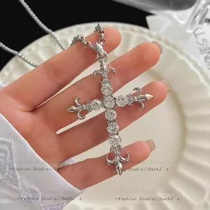 Vòng cổ nữ retro phong cách gothic với thiết kế xếp chồng chữ thập ngọt ngào mát, phù hợp cho cô gái năng động