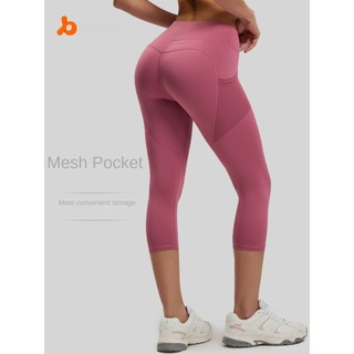 Quần thể thao nam lưng cao với túi bên hông, làm từ 82,5% polyester và 17,5% spandex.