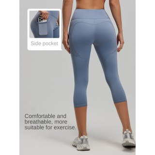 Quần thể thao nam lưng cao với túi bên hông, làm từ 82,5% polyester và 17,5% spandex.