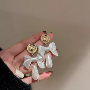 Thắt nơ bông tai giọt nước giả ngọc trai, thiết kế niche