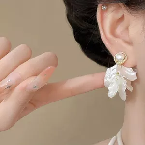 Bông tai vỏ giả kiểu Pháp tinh tế Bông tai tua rua cánh hoa trắng