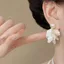 Bông tai vỏ giả kiểu Pháp tinh tế Bông tai tua rua cánh hoa trắng