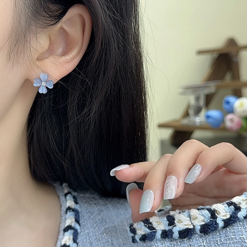 Bông tai hoa bốn lá thiết kế sang trọng và nhẹ nhàng, phù hợp với thời trang