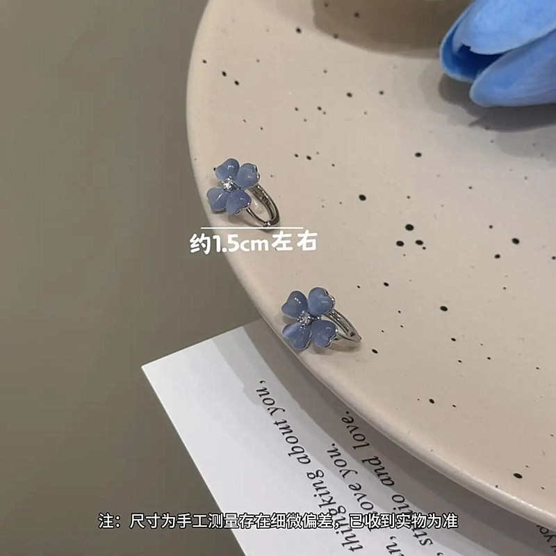 Bông tai hoa bốn lá thiết kế sang trọng và nhẹ nhàng, phù hợp với thời trang