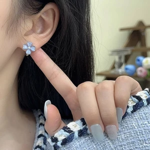 Bông Tai Hoa Bốn Lá - Thiết Kế Sang Trọng, Nhẹ Nhàng Cho Thời Trang Của Bạn