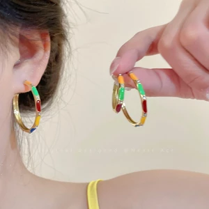 Bông tai hình chữ C màu men mặt tròn mỏng nhẹ dành cho nữ