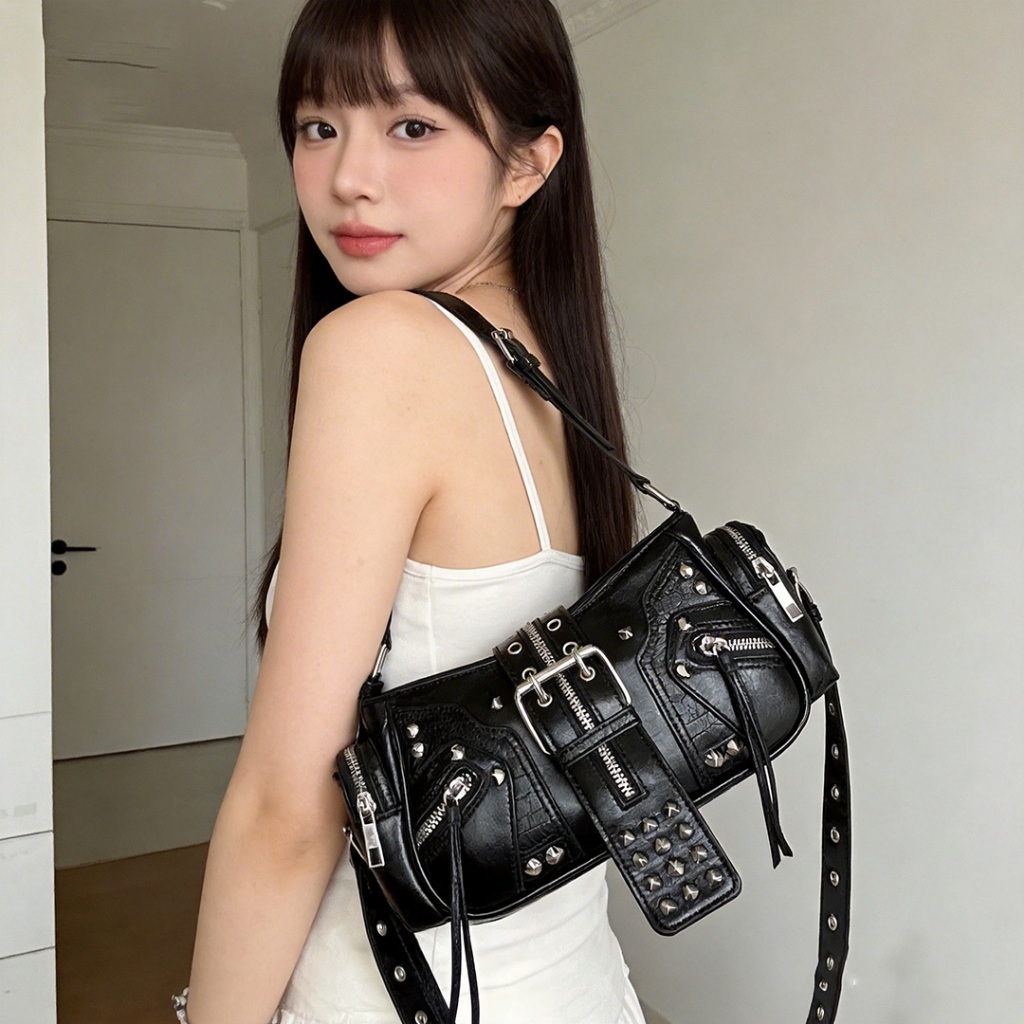 Túi đeo chéo nữ nhiều ngăn, túi đeo chéo nữ size to, túi đeo chéo nữ sang chảnh và túi đeo chéo dây bản to – là dòng túi đeo chéo nữ, túi đeo chéo y2k, túi đeo chéo to rộng cùng chất liệu túi đeo chéo da.