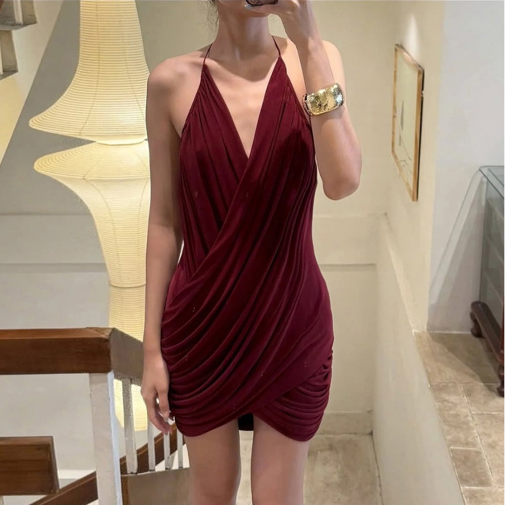 Váy yếm cổ chữ V ôm vừa vặn, gợi cảm và đa chức năng