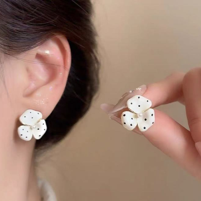 Bông tai hoa trắng sữa phong cách Hàn Quốc
