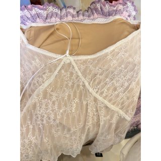 Áo thun dài tay cổ chữ V cổ chữ V màu trắng dành cho nữ Thiết kế đầu mùa xuân Cảm giác Slim-Fit bên trong ren đáy áo sơ mi Pure Desire Top
