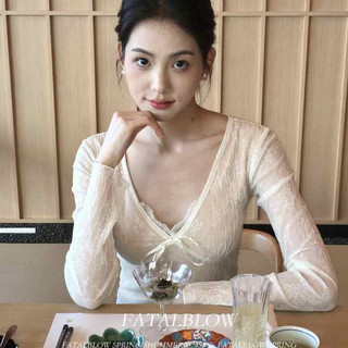 Áo thun dài tay cổ chữ V cổ chữ V màu trắng dành cho nữ Thiết kế đầu mùa xuân Cảm giác Slim-Fit bên trong ren đáy áo sơ mi Pure Desire Top