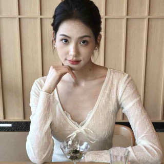 Áo thun dài tay cổ chữ V cổ chữ V màu trắng dành cho nữ Thiết kế đầu mùa xuân Cảm giác Slim-Fit bên trong ren đáy áo sơ mi Pure Desire Top