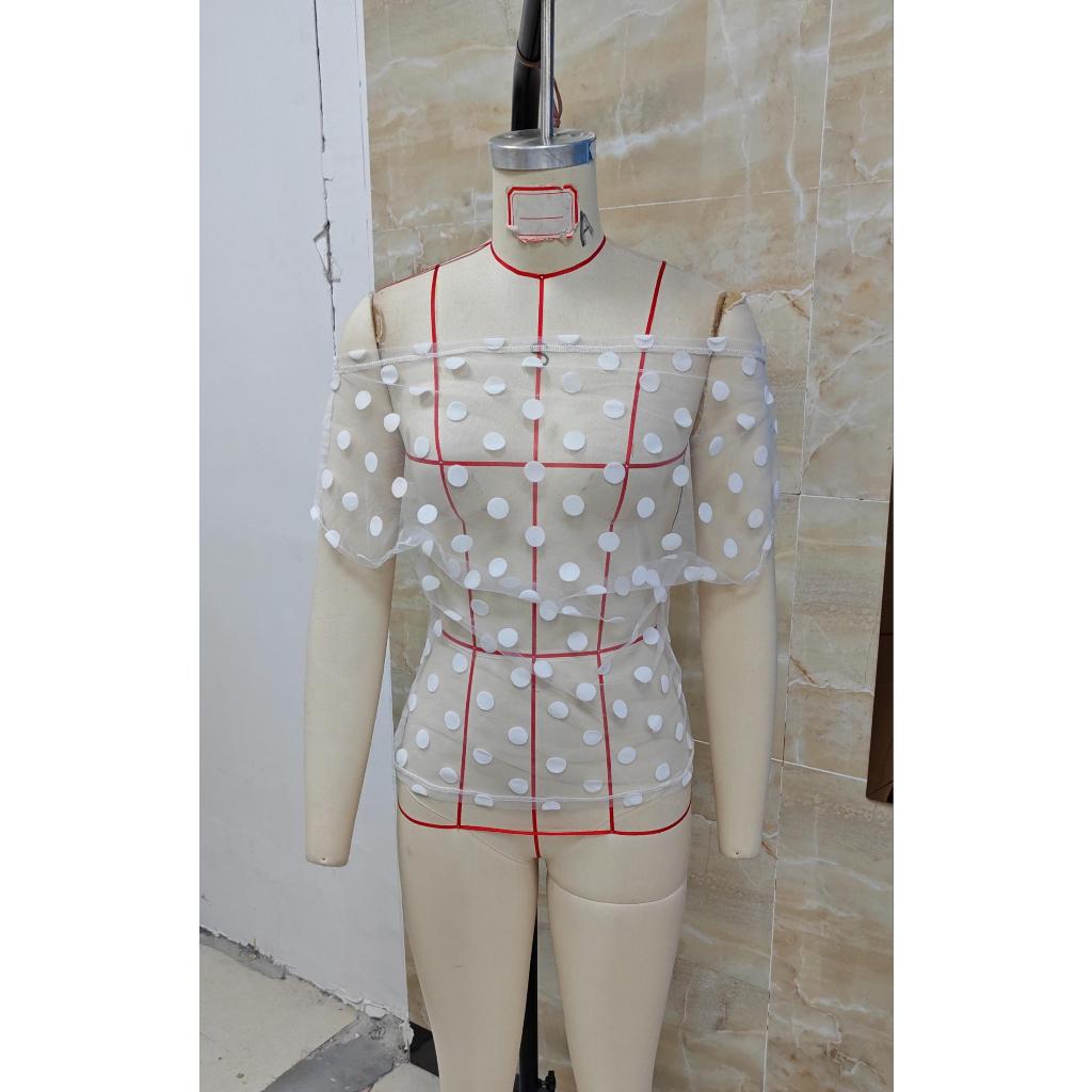 Áo thun lệch vai nữ, kiểu slim fit sành điệu, chất liệu sheer và họa tiết chấm bi (Không bao gồm lót)