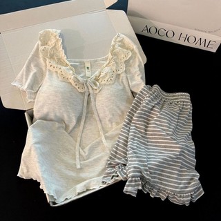 Bộ đồ ngủ nữ viền ren với miếng đệm ngực và quầnshort, phù hợp cho nữ.