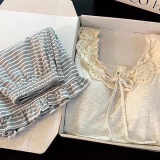 Bộ đồ ngủ nữ viền ren với miếng đệm ngực và quầnshort, phù hợp cho nữ.