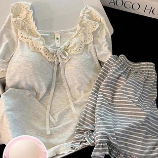 Bộ đồ ngủ nữ viền ren với miếng đệm ngực và quầnshort, phù hợp cho nữ.