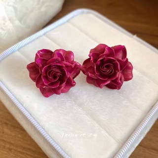 Bông tai hoa hồng retro lãng mạn, cao cấp, sang trọng với ánh sáng đẹp