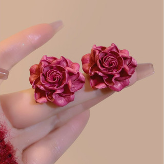 Bông tai hoa hồng retro lãng mạn, cao cấp, sang trọng với ánh sáng đẹp