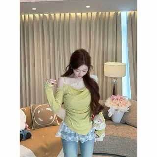 Đồ bộ hai mảnh phong cách Hàn Quốc, tay lưới off-the-shoulder phù hợp mùa xuân
