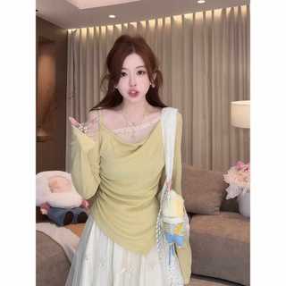Đồ bộ hai mảnh phong cách Hàn Quốc, tay lưới off-the-shoulder phù hợp mùa xuân