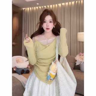 Đồ bộ hai mảnh phong cách Hàn Quốc, tay lưới off-the-shoulder phù hợp mùa xuân