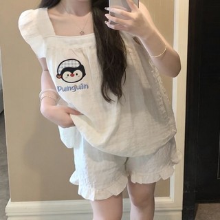 Bộ đồ ngủ nữ hai mảnh có họa tiết hoạt hình và miếng đệm hình chó, phù hợp mặc ở nhà.