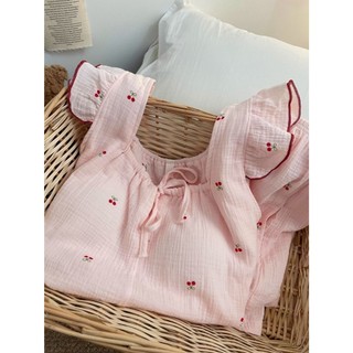 Đồ ngủ nữ họa tiết anh đào với miếng đệm ngực và cánh tay ngắn