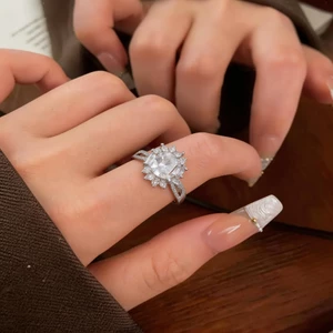 Nhẫn cưới hình bầu dục sang trọng với đá Cubic Zirconia màu bạc, phù hợp cho lễ cưới và thời trang hàng ngày