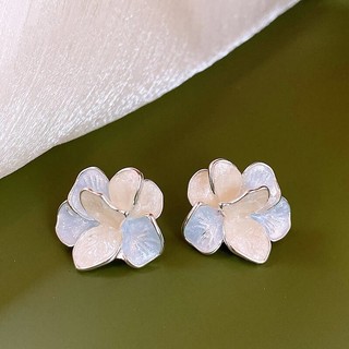 Nhỏ giọt glaze bông tai hoa nữ ánh sáng sang trọng, khí quyển