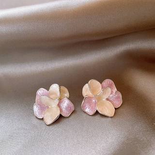 Nhỏ giọt glaze bông tai hoa nữ ánh sáng sang trọng, khí quyển