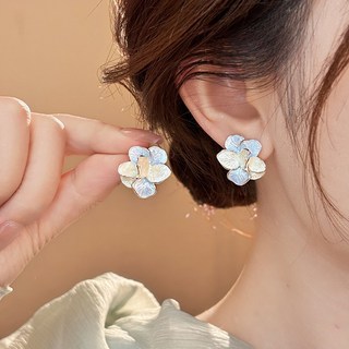 Nhỏ giọt glaze bông tai hoa nữ ánh sáng sang trọng, khí quyển