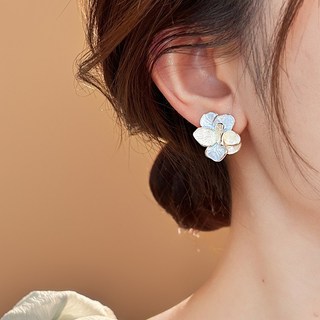 Nhỏ giọt glaze bông tai hoa nữ ánh sáng sang trọng, khí quyển