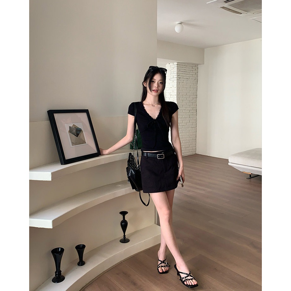 【BANKO】Áo thun cổ chữ V ngắn tay màu đen, phong cách Hàn Quốc, ôm body đẹp mắt - Perfect cho mùa hè!
