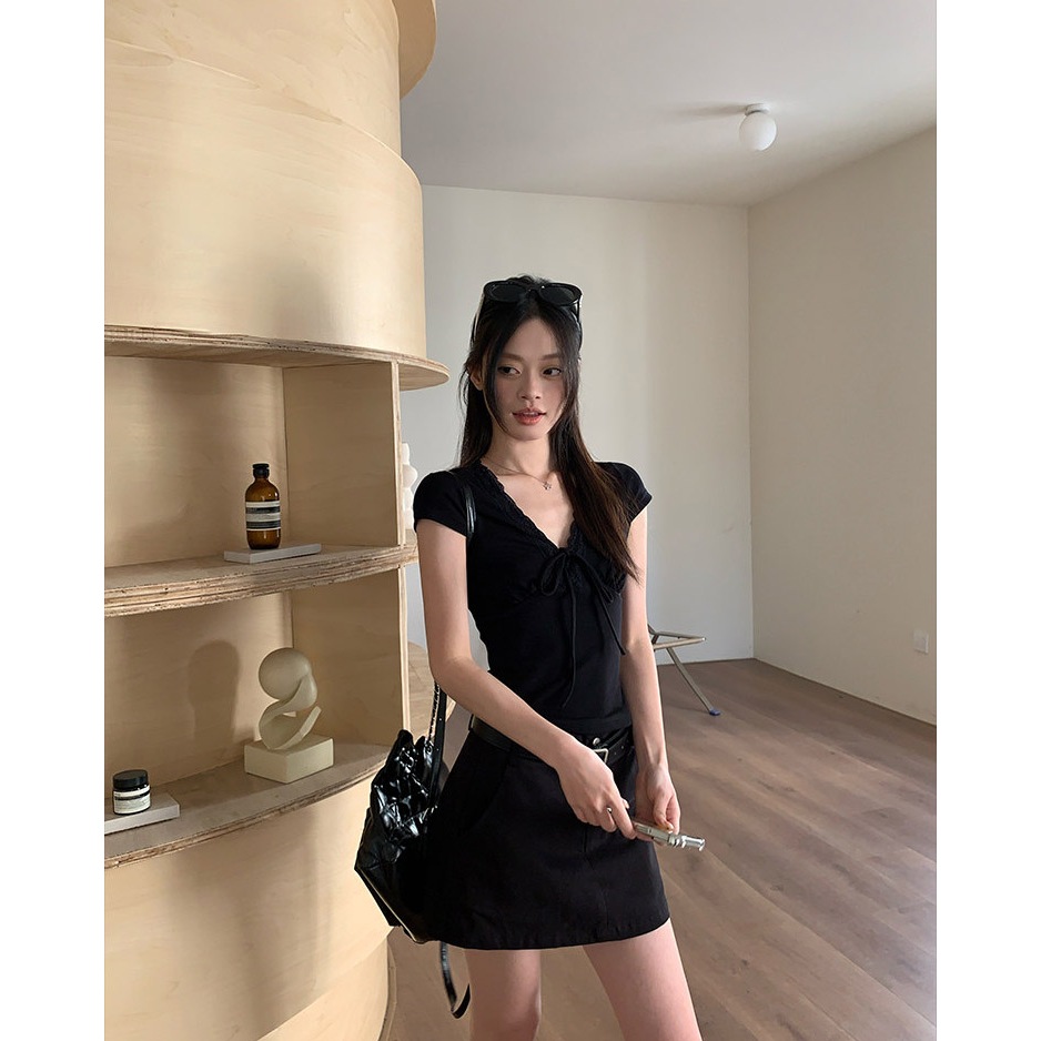 【BANKO】Áo thun cổ chữ V ngắn tay màu đen, phong cách Hàn Quốc, ôm body đẹp mắt - Perfect cho mùa hè!