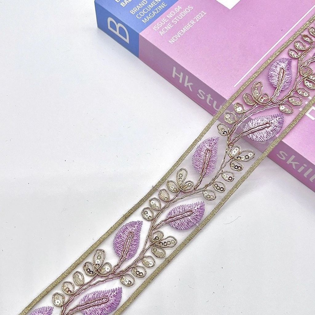 Độ rộng 4.5 cm, hoá tiết thêu ren dân tộc với lông vũ màu vàng và viền kim sa lấp lánh - phụ kiện DIY thời trang thủ công cho cổ tay | BigBuy360 - bigbuy360.vn
