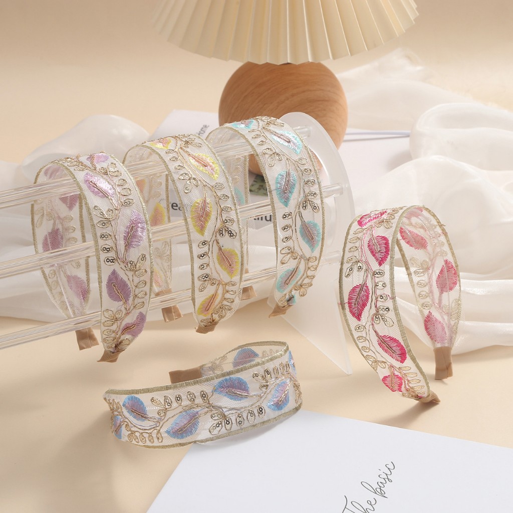 Độ rộng 4.5 cm, hoá tiết thêu ren dân tộc với lông vũ màu vàng và viền kim sa lấp lánh - phụ kiện DIY thời trang thủ công cho cổ tay | BigBuy360 - bigbuy360.vn