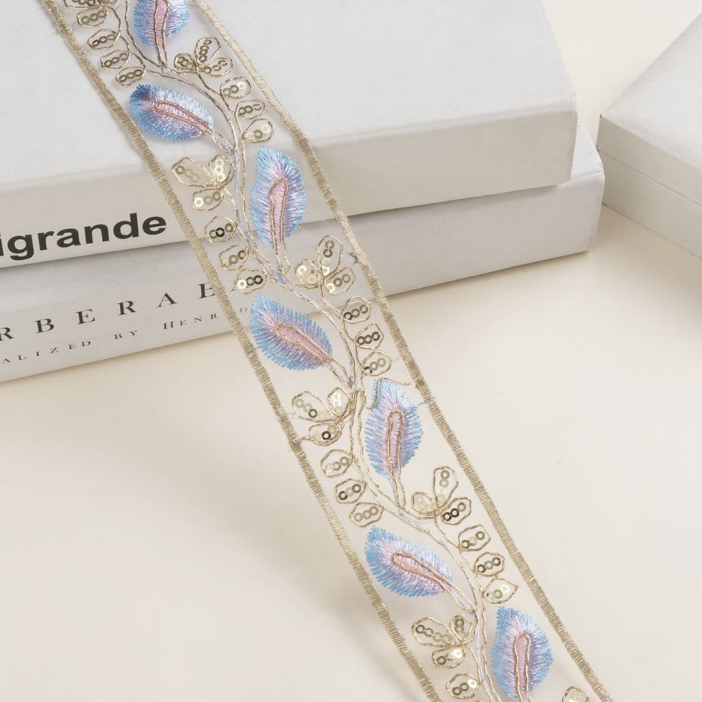 Độ rộng 4.5 cm, hoá tiết thêu ren dân tộc với lông vũ màu vàng và viền kim sa lấp lánh - phụ kiện DIY thời trang thủ công cho cổ tay | BigBuy360 - bigbuy360.vn