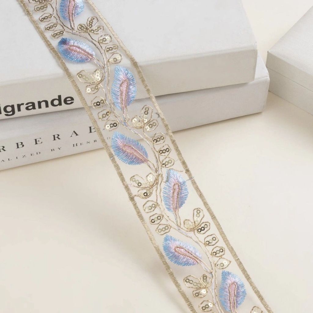 Độ rộng 4.5 cm, hoá tiết thêu ren dân tộc với lông vũ màu vàng và viền kim sa lấp lánh - phụ kiện DIY thời trang thủ công cho cổ tay | BigBuy360 - bigbuy360.vn