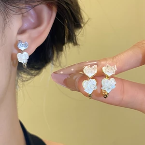 Kẹp tai hình trái tim thủy tinh trong suốt, dễ thương cho nữ, không gây kích ứng